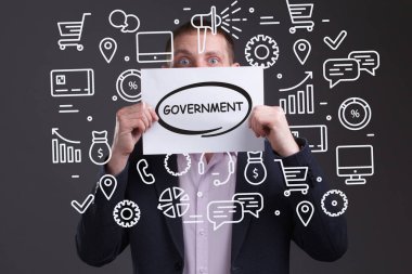 İş, Teknoloji, İnternet ve ağ konsepti. Genç işadamı geleceğin sanal ekranı üzerinde çalışıyor ve yazıyı görüyor.: 