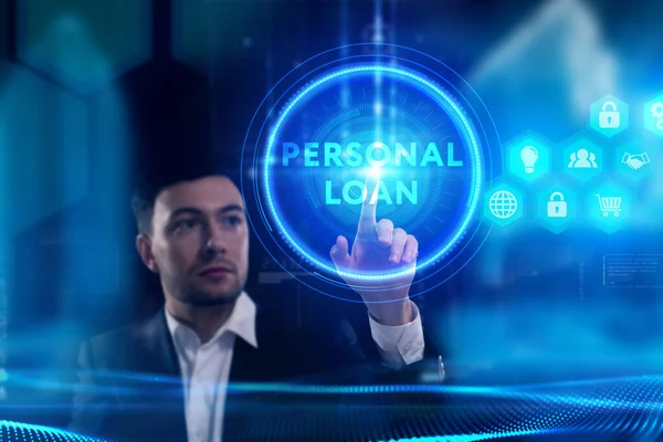 互联网和网络概念 年轻的商人在一个虚拟的未来屏幕上工作 看到的题词是 个人贷款 — 图库照片