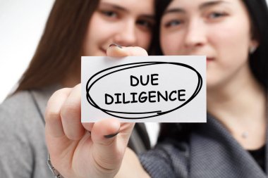 İş, teknoloji, internet ve ağ konsepti. Genç işadamı bir anahtar sözcük gösteriyor: