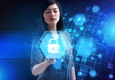 İş, Teknoloji, İnternet ve ağ konsepti. Genç işadamı geleceğin sanal ekranı üzerinde çalışıyor ve yazıyı görüyor.: 