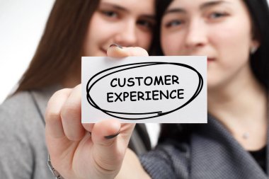 İş, teknoloji, internet ve ağ konsepti. Genç işadamı bir anahtar kelime gösteriyor: Müşteri tecrübesi