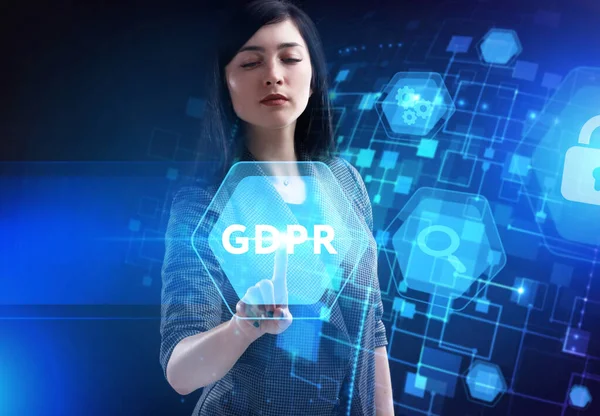 İş, Teknoloji, İnternet ve ağ konsepti. Genç işadamı geleceğin sanal ekranı üzerinde çalışıyor ve GDPR yazısını görüyor.