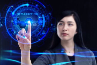 İş, Teknoloji, İnternet ve ağ konsepti. Genç işadamı geleceğin sanal ekranı üzerinde çalışıyor ve yazıyı görüyor: