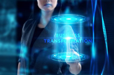 İş, Teknoloji, İnternet ve ağ konsepti. Genç işadamı geleceğin sanal ekranı üzerinde çalışıyor ve yazıyı görüyor: iş dönüşümü