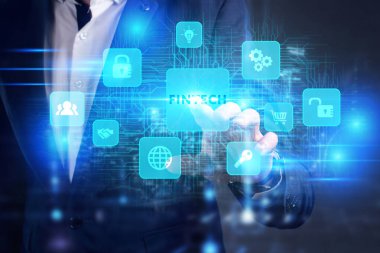 İş, Teknoloji, İnternet ve ağ konsepti. Genç işadamı geleceğin sanal ekranı üzerinde çalışıyor ve Fintech yazısını görüyor.