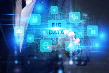 İş, Teknoloji, İnternet ve ağ konsepti. Genç işadamı geleceğin sanal ekranı üzerinde çalışıyor ve büyük verileri görüyor.