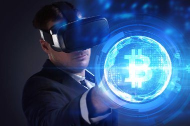İş, Teknoloji, İnternet ve ağ konsepti. Genç işadamı geleceğin sanal ekranı üzerinde çalışıyor ve yazıyı görüyor.: 