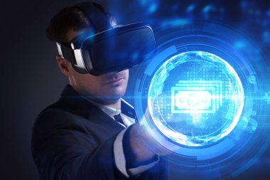 İş, Teknoloji, İnternet ve ağ konsepti. Genç işadamı geleceğin sanal ekranı üzerinde çalışıyor ve yazıyı görüyor.: 