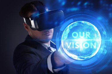 İş, Teknoloji, İnternet ve ağ konsepti. Genç işadamı geleceğin sanal bir ekranı üzerinde çalışıyor ve yazıyı görüyor: