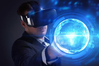 İş, Teknoloji, İnternet ve ağ konsepti. Genç işadamı geleceğin sanal ekranı üzerinde çalışıyor ve yazıyı görüyor: kripto para birimi