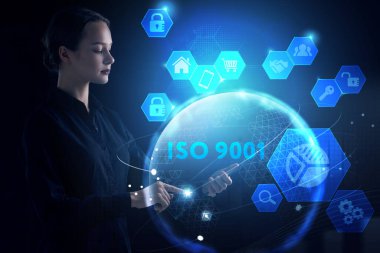 İş, Teknoloji, İnternet ve ağ konsepti. Genç işadamı geleceğin sanal ekranı üzerinde çalışıyor ve ISO 9001 yazısını görüyor.