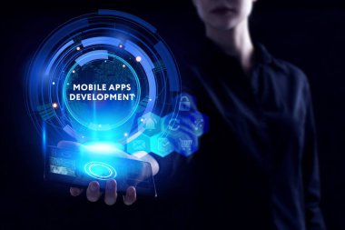 İş, Teknoloji, İnternet ve ağ konsepti. Genç işadamı geleceğin sanal ekranı üzerinde çalışıyor ve yazıyı görüyor: mobil uygulamalar geliştirme