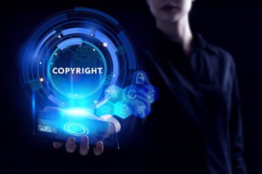 İş, Teknoloji, İnternet ve ağ konsepti. Genç işadamı geleceğin sanal ekranı üzerinde çalışıyor ve yazıyı görüyor: telif hakkı