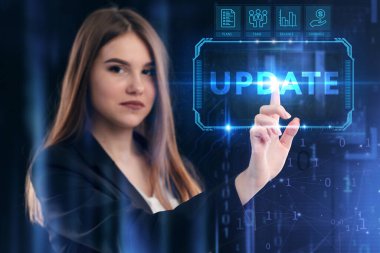 İş, Teknoloji, İnternet ve ağ konsepti. Genç işadamı geleceğin sanal ekranı üzerinde çalışıyor ve yazıyı görüyor: güncelleme