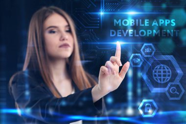 İş, Teknoloji, İnternet ve ağ konsepti. Genç işadamı geleceğin sanal ekranı üzerinde çalışıyor ve yazıyı görüyor: mobil uygulamalar geliştirme