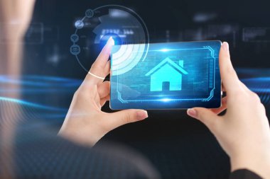 İş, Teknoloji, İnternet ve ağ konsepti. Genç işadamı geleceğin sanal ekranı üzerinde çalışıyor ve yazıyı görüyor.: 