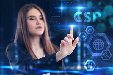 İş, Teknoloji, İnternet ve ağ konsepti. Genç işadamı geleceğin sanal ekranı üzerinde çalışıyor ve CSR yazısını görüyor.