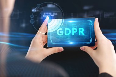 İş, Teknoloji, İnternet ve ağ konsepti. Genç işadamı geleceğin sanal ekranı üzerinde çalışıyor ve GDPR yazısını görüyor.