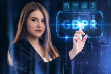 İş, Teknoloji, İnternet ve ağ konsepti. Genç işadamı geleceğin sanal ekranı üzerinde çalışıyor ve GDPR yazısını görüyor.