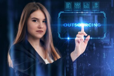 İş, Teknoloji, İnternet ve ağ konsepti. Genç işadamı geleceğin sanal ekranında çalışıyor ve yazıyı görüyor: dış kaynak kullanımı