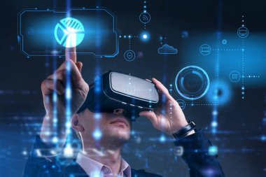 İş, Teknoloji, İnternet ve ağ konsepti. Genç işadamı geleceğin sanal ekranı üzerinde çalışıyor ve yazıyı görüyor.: 