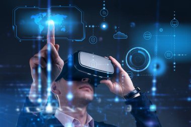 İş, Teknoloji, İnternet ve ağ konsepti. Genç işadamı geleceğin sanal ekranı üzerinde çalışıyor ve yazıyı görüyor.: 