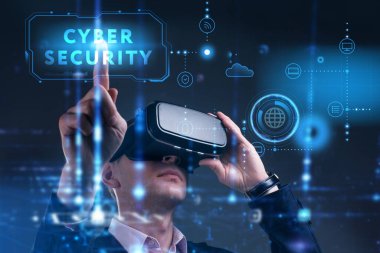 İş, Teknoloji, İnternet ve ağ konsepti. Genç işadamı geleceğin sanal ekranında çalışıyor ve yazıyı görüyor: siber güvenlik.