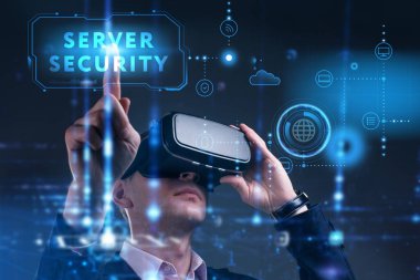İş, Teknoloji, İnternet ve ağ konsepti. Genç işadamı geleceğin sanal ekranı üzerinde çalışıyor ve yazıyı görüyor: sunucu güvenliği