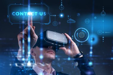 İş, Teknoloji, İnternet ve ağ konsepti. Genç işadamı geleceğin sanal ekranı üzerinde çalışıyor ve yazıyı görüyor: