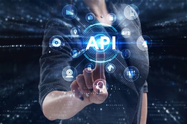 İş, Teknoloji, İnternet ve ağ konsepti. Genç işadamı geleceğin sanal ekranı üzerinde çalışıyor ve yazıyı görüyor: API
