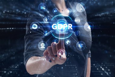 İş, Teknoloji, İnternet ve ağ konsepti. Genç işadamı geleceğin sanal ekranı üzerinde çalışıyor ve GDPR yazısını görüyor.