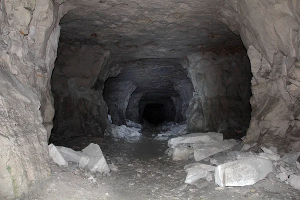 Adits Samarskaya 루카에 낙 타 산에서에서 석회암의 추출에 대 한 — 스톡 사진