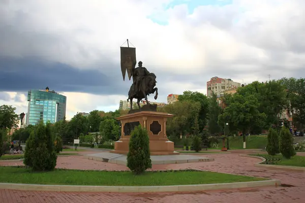 Monumentet till grundaren av den stad av Samara Grigorij Zasekin vid vattnet — Stockfoto