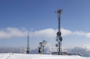 Dağlarda meteo istasyonu. Radar kulesi. Gürcistan. 