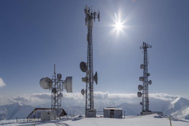 Dağlarda meteo istasyonu. Radar kulesi. Gürcistan. 