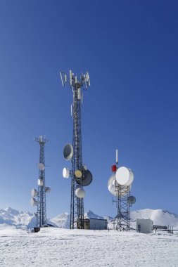 Dağlarda meteo istasyonu. Radar kulesi. Gürcistan. 