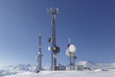Dağlarda meteo istasyonu. Radar kulesi. Gürcistan. 