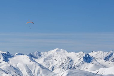 Higland Kafkas Dağları'nda yamaç paraşütü