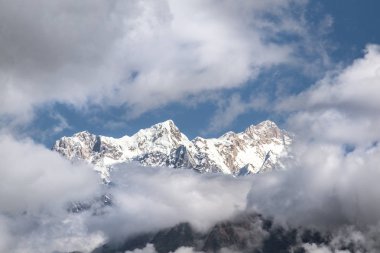 yüksek karlı dağlar bulutlar