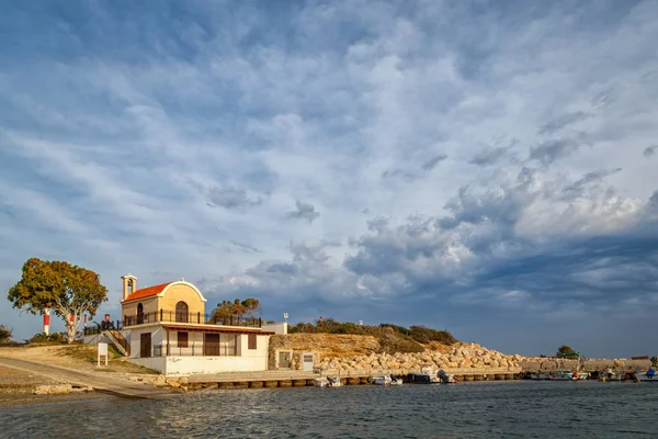 A small house in the Cove by the sea. Cyprus. — Stock Photo, Image