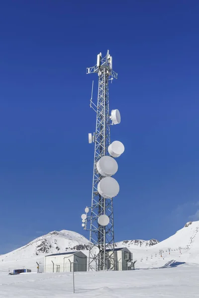Stacja meteo w górach. Wieża radarowa. Gruzja. — Zdjęcie stockowe