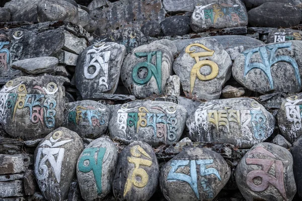 Rune pedras personagens no Nepal — Fotografia de Stock