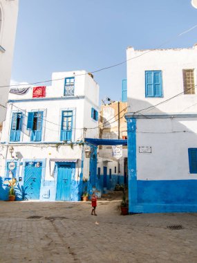: Larache, Morocco - 16 Eylül 2010: sabun kabarcıkları ile oynayan çocuklar