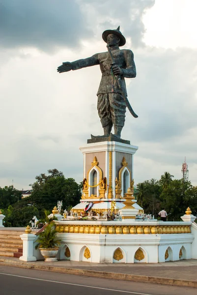 Άγαλμα του βασιλιά Anouvong σε Βιεντιάνε, Λάος — Φωτογραφία Αρχείου