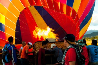 Vang Vieng, Laos - 21 Kasım 2015: sıcak hava balon Vang Vieng, Laos şişirilmiş