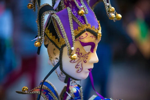 Máscara Tradicional Veneziana Closeup Máscara Violeta Jocker Bufão Perfil Com — Fotografia de Stock