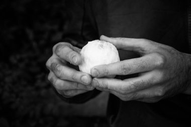 Adam elele tutuşup portakal suyu soyar.