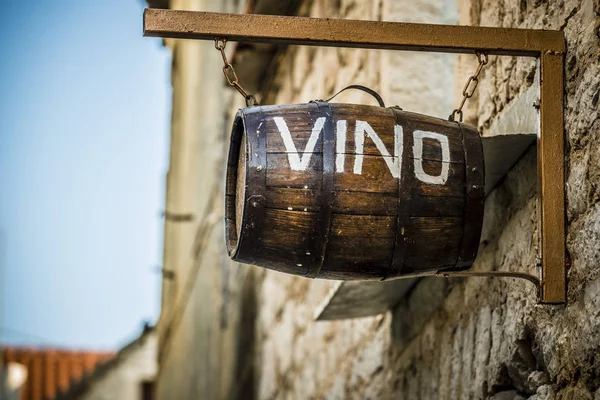 üstüne boyayla vino şarap varil