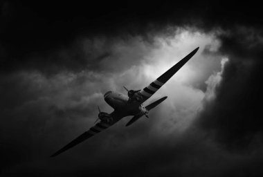Dakota uçak fırtınalı havalarda