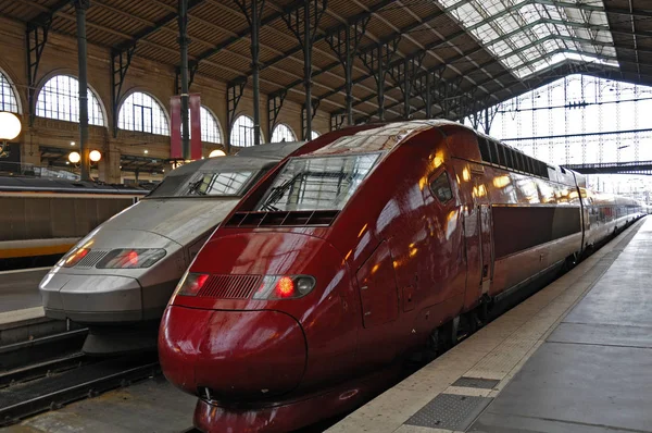 Hoge daarop treinen in station gare du nord, paris, Frankrijk — Stockfoto
